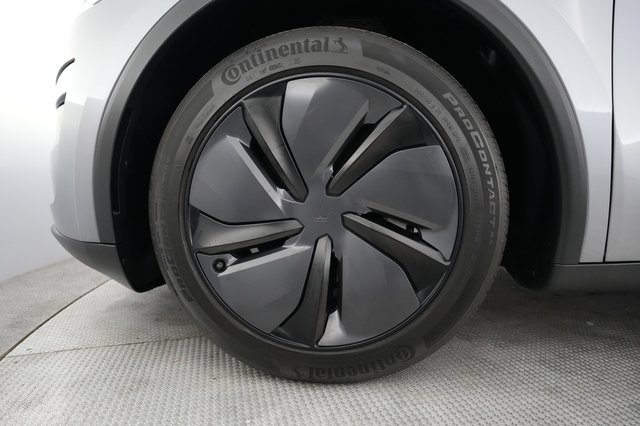 2026 Tesla Model Y — photo 15 of 21