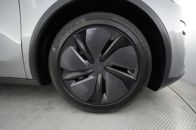 2026 Tesla Model Y — photo 16 of 21