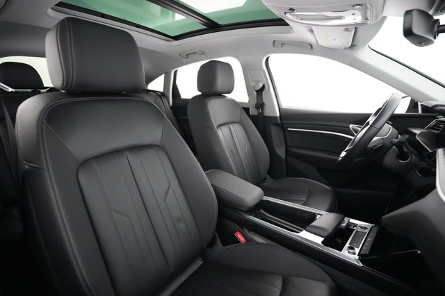 2022 Audi e-tron Sportback — photo 18 of 21