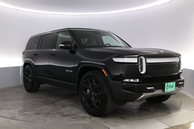 2024 Rivian R1S — photo 10 of 23