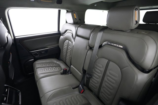 2024 Rivian R1S — photo 19 of 23