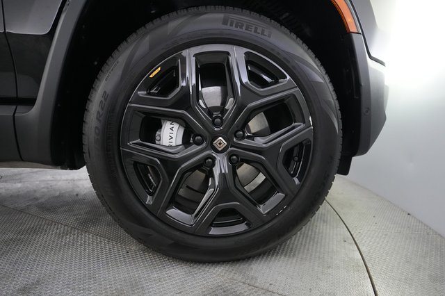 2024 Rivian R1S — photo 16 of 23