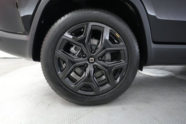 2024 Rivian R1S — photo 17 of 23