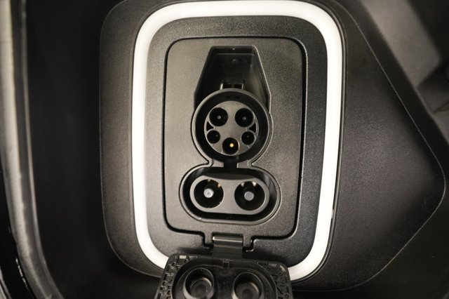 2024 Rivian R1S — photo 8 of 23