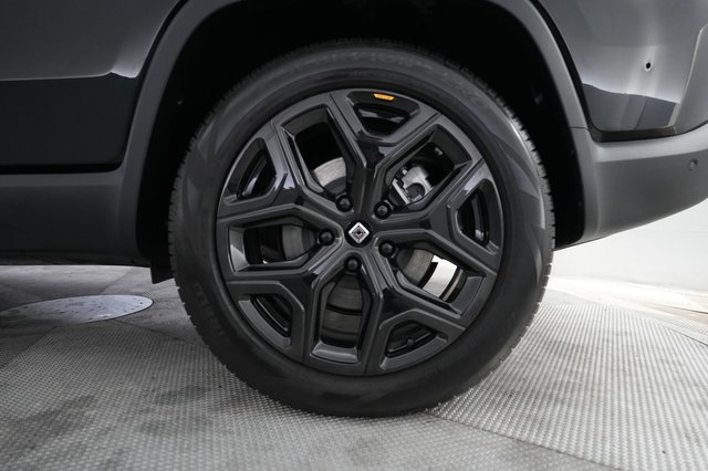 2024 Rivian R1S — photo 7 of 23