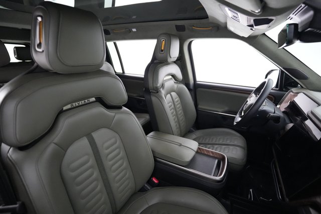 2024 Rivian R1S — photo 18 of 23