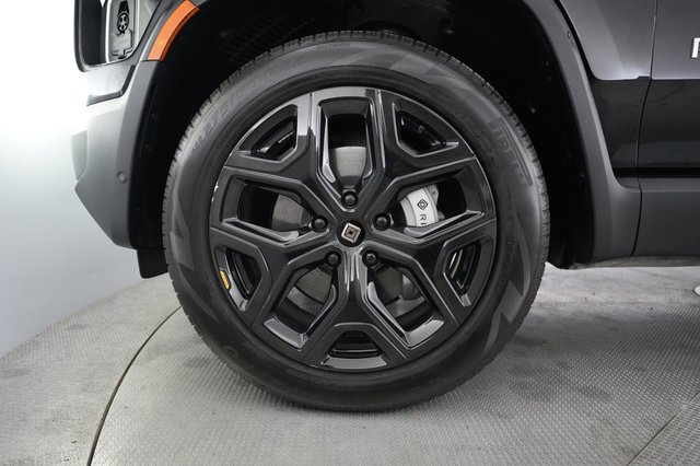 2024 Rivian R1S — photo 15 of 23