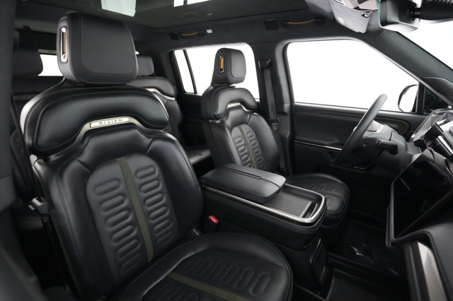 2024 Rivian R1S