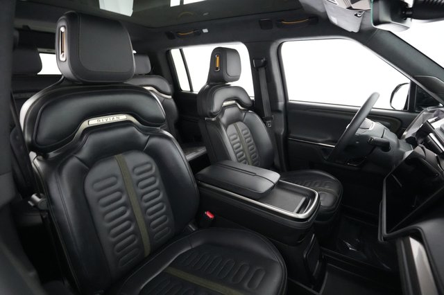 2024 Rivian R1S — photo 18 of 22