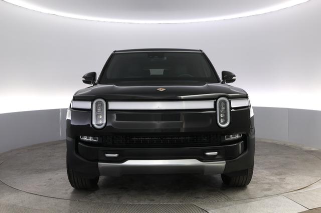 2024 Rivian R1S — photo 9 of 22