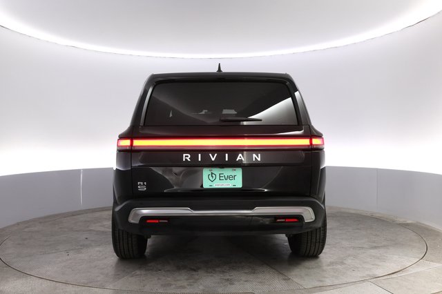 2024 Rivian R1S — photo 12 of 22