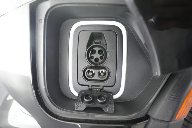 2024 Rivian R1S — photo 8 of 22