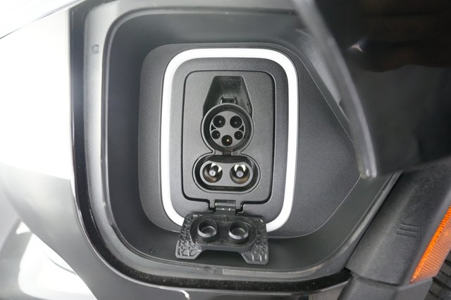 2024 Rivian R1S — photo 8 of 22