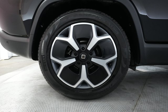 2024 Rivian R1S — photo 17 of 22