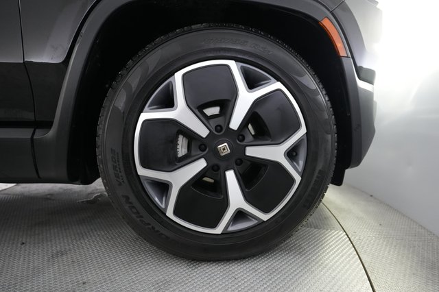 2024 Rivian R1S — photo 16 of 22