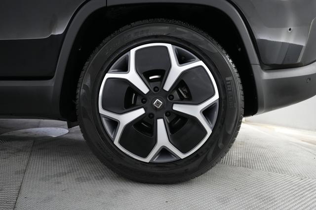 2024 Rivian R1S — photo 7 of 22
