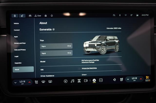 2024 Rivian R1S — photo 5 of 22