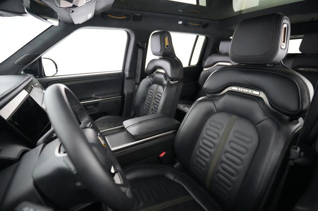 2024 Rivian R1S — photo 3 of 22