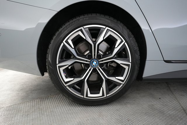2022 BMW i4 — photo 17 of 20