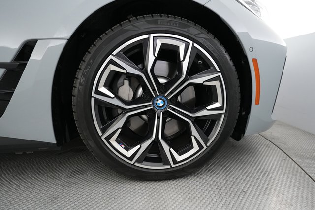 2022 BMW i4 — photo 16 of 20