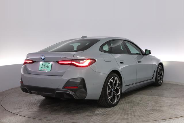2022 BMW i4 — photo 2 of 20