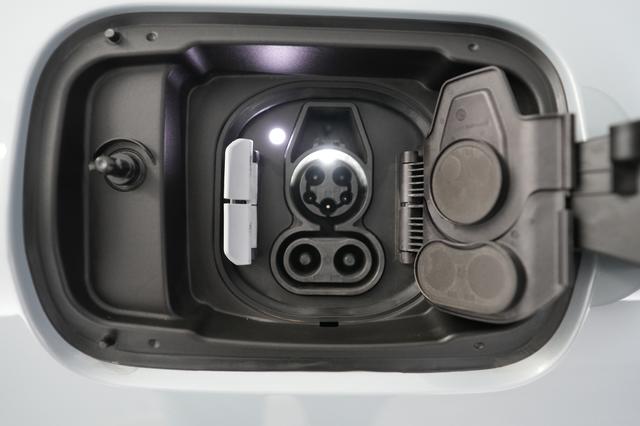 2022 BMW i4 — photo 8 of 20