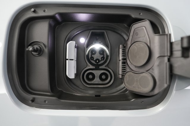 2022 BMW i4 — photo 8 of 20