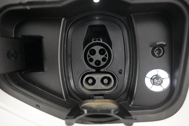 2022 Ford F-150 Lightning — photo 8 of 17