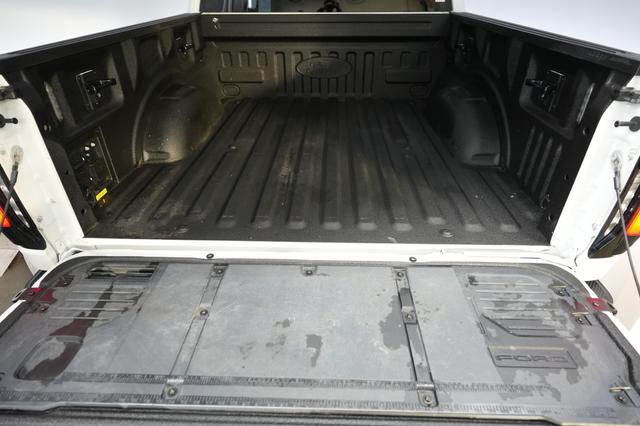 2022 Ford F-150 Lightning — photo 6 of 17