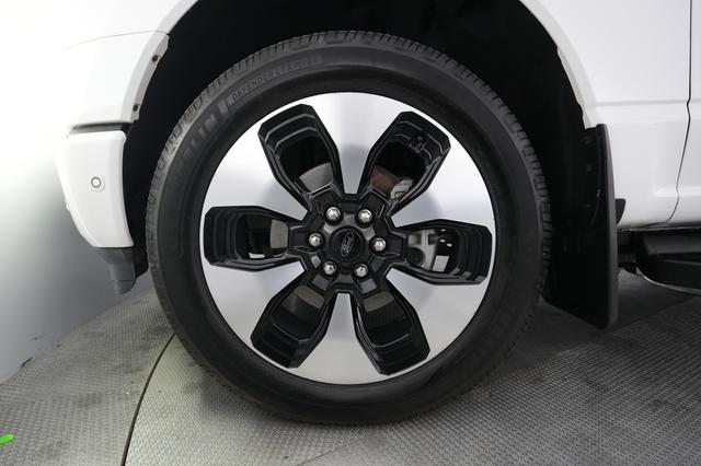 2022 Ford F-150 Lightning — photo 9 of 17