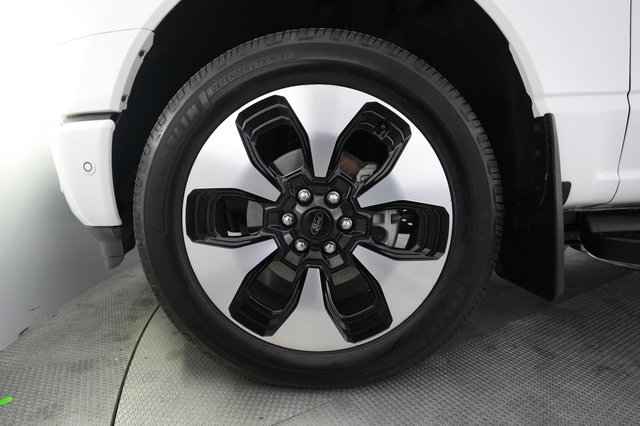 2022 Ford F-150 Lightning — photo 9 of 17
