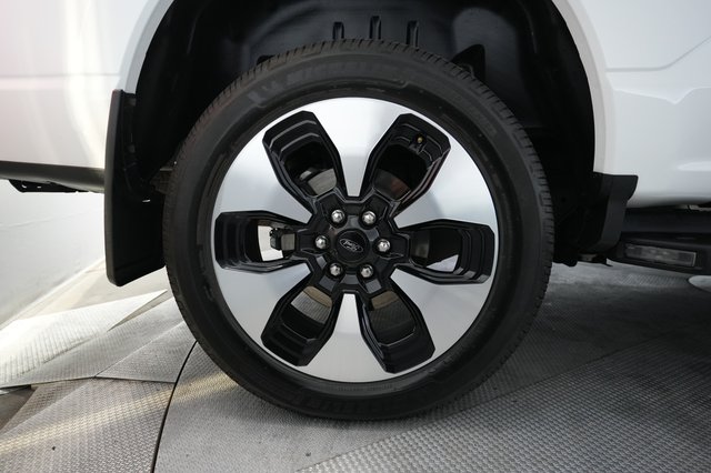 2022 Ford F-150 Lightning — photo 10 of 17
