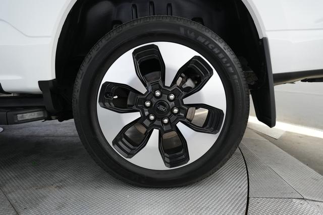 2022 Ford F-150 Lightning — photo 7 of 17