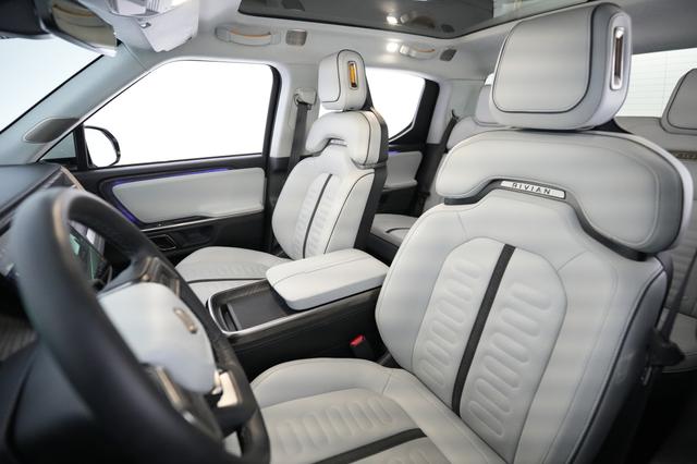 2023 Rivian R1T — photo 3 of 19