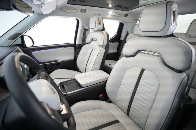 2023 Rivian R1T — photo 3 of 19