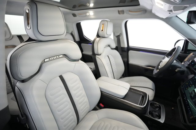 2023 Rivian R1T — photo 17 of 19