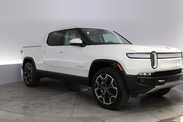 2023 Rivian R1T — photo 9 of 19