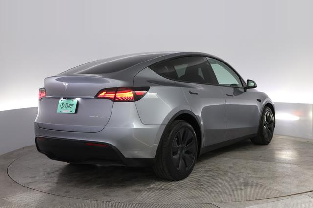 2024 Tesla Model Y — photo 2 of 20