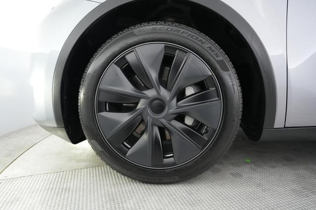 2024 Tesla Model Y — photo 7 of 20