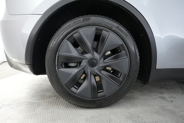 2024 Tesla Model Y — photo 16 of 20