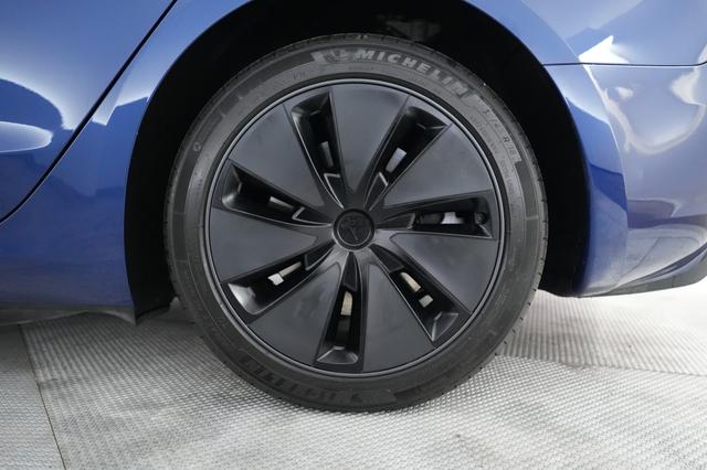 2025 Tesla Model 3 — photo 7 of 24
