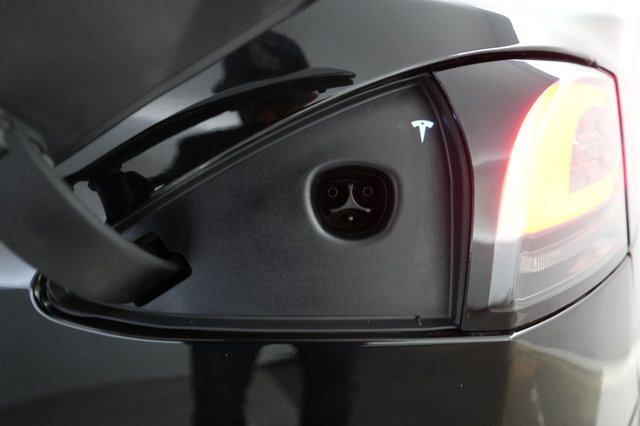 2022 Tesla Model S — photo 8 of 24