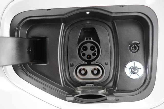 2023 Ford F-150 Lightning — photo 8 of 15