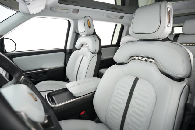 2024 Rivian R1S — photo 3 of 21
