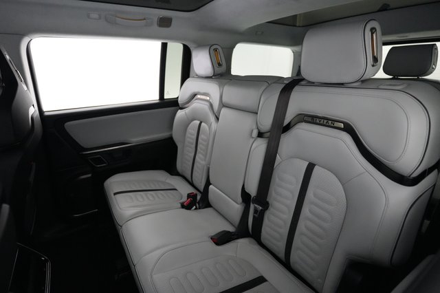 2024 Rivian R1S — photo 19 of 21