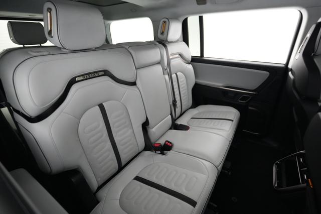 2024 Rivian R1S — photo 4 of 21