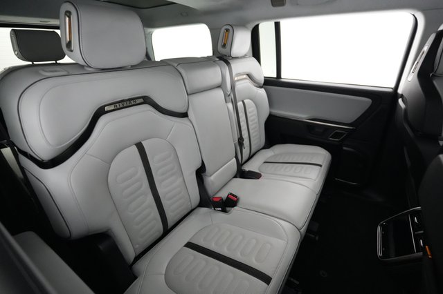 2024 Rivian R1S — photo 4 of 21