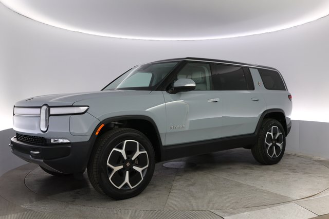 2024 Rivian R1S — photo 14 of 21