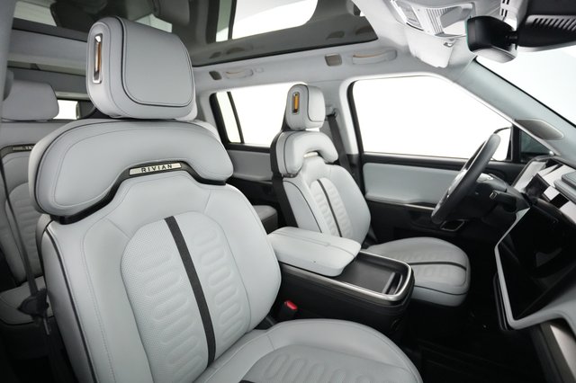 2024 Rivian R1S — photo 18 of 21