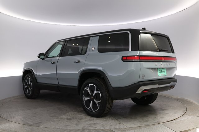 2024 Rivian R1S — photo 13 of 21